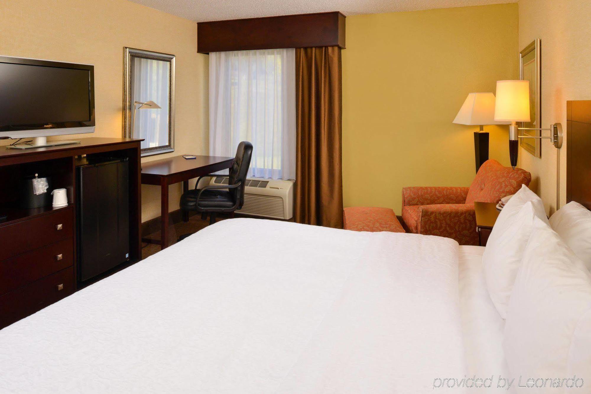 Hampton Inn Staunton Exterior photo